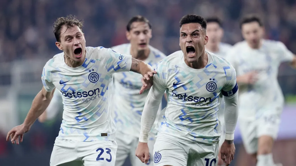 Nicolo Barella a Lautaro Martínez oslavují branku