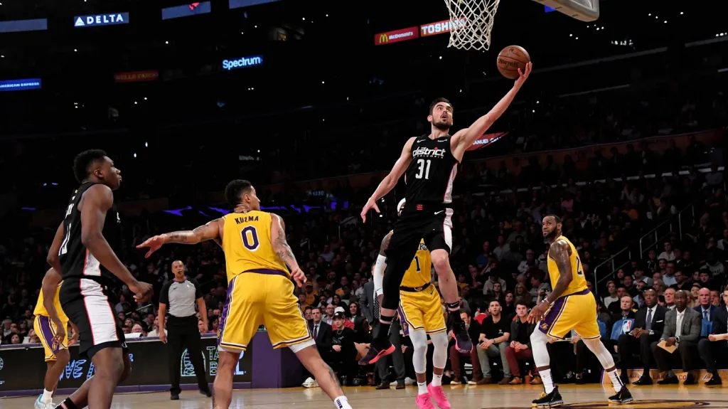 Tomáš Satoranský v utkání proti LA Lakers