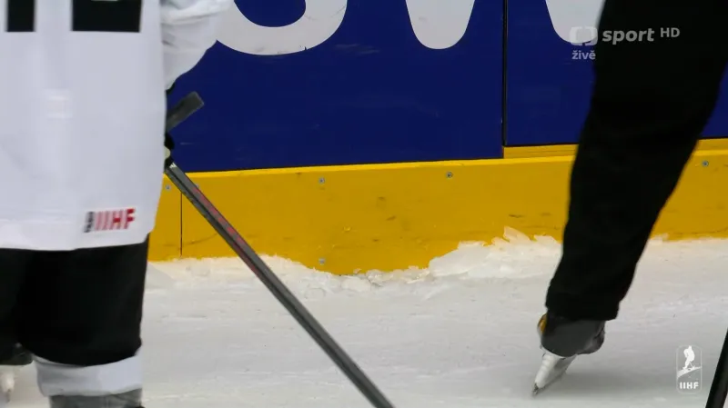 Díra v ledu vyhnala hráče Norska a Německa předčasně do kabin