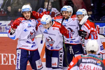Hokejisté Pardubic se radují z gólu do sítě Jihlavy