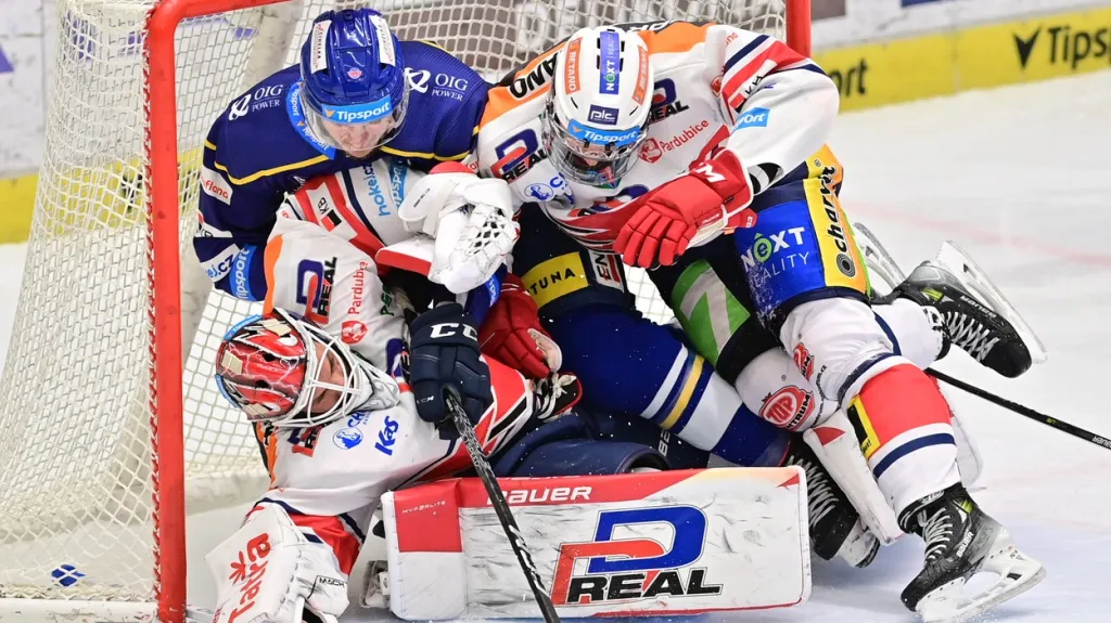 Skrumáž v brankovišti pardubického Romana Willa na ledě Motoru