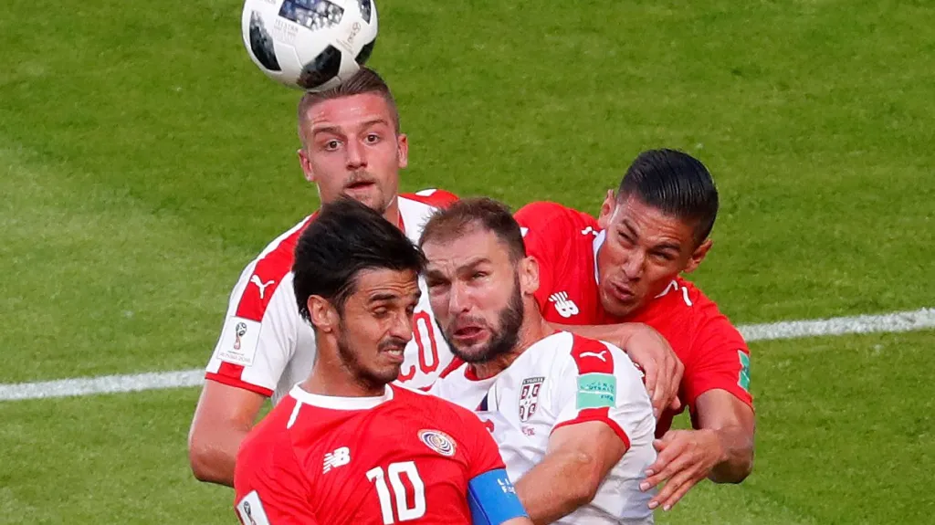 Hlavičkový souboj v utkání Kostarika - Srbsko