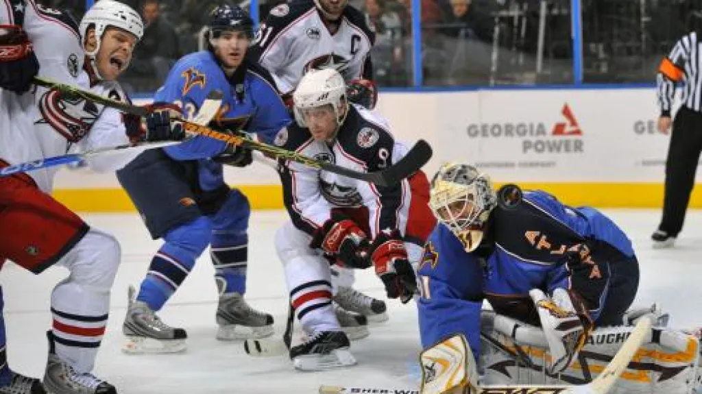 Ondřej Pavelec zasahuje proti střele Fredrika Modina