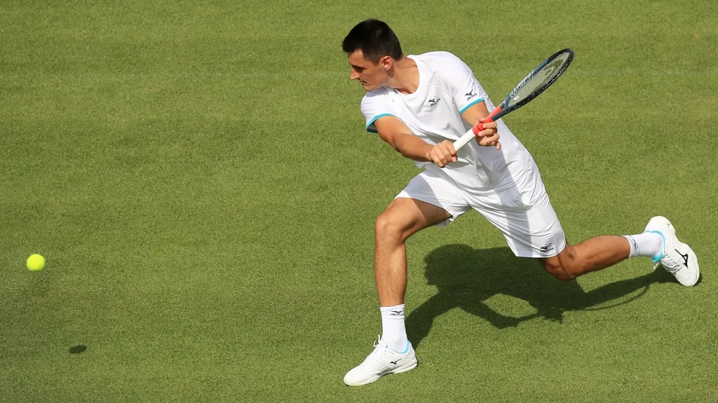 Bernard Tomic se na Wimbledonu zase předvedl