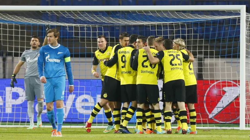 Hráči Dortmundu slaví branku