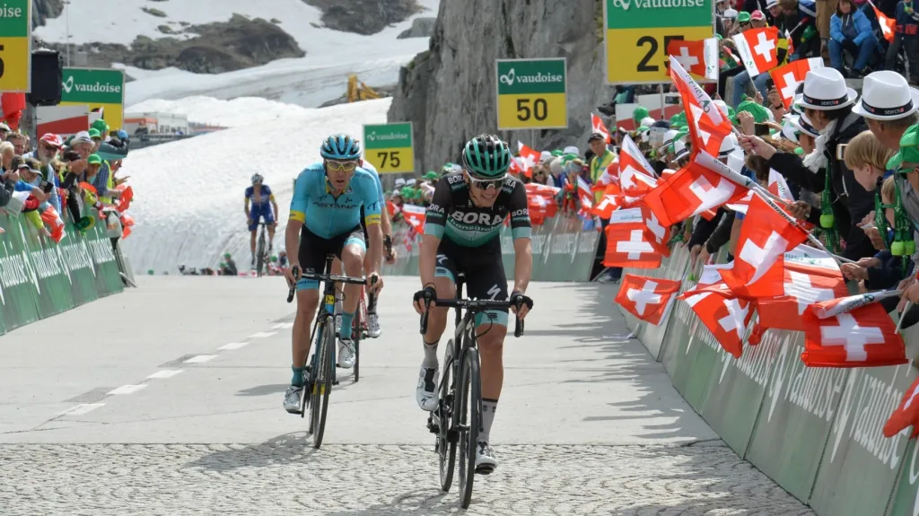 Jan Hirt (ve světle modrém dresu) během závodu Kolem Švýcarska