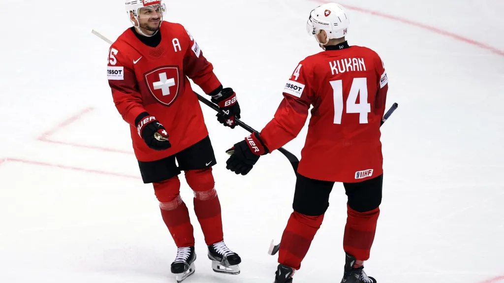 Švýcar Sven Andrighetto slaví s Deanem Kukanem