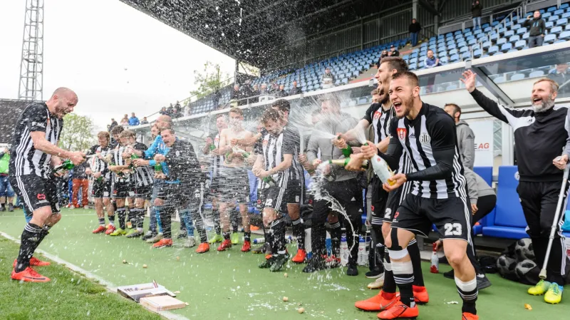 Fotbalisté Českých Budějovic slaví postup do první ligy