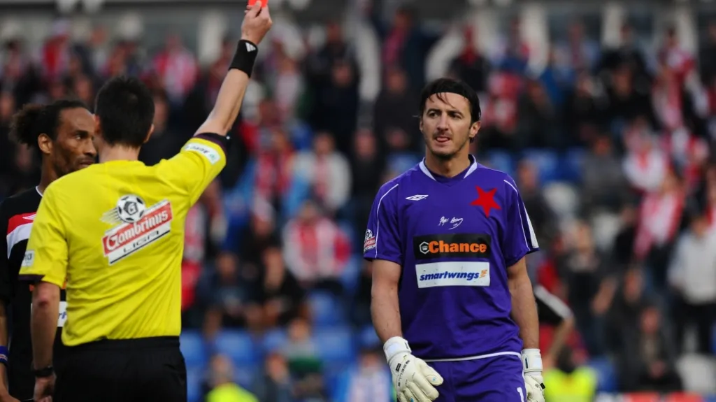 Gólman Čontofalský vidí červenou kartu v zápase s Mladou Boleslaví