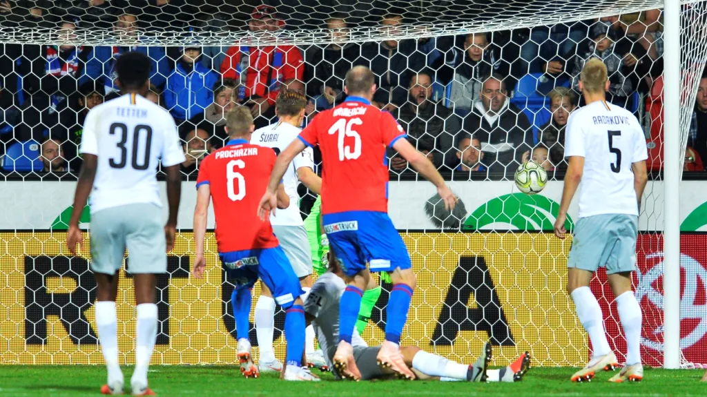 Roman Procházka z Plzně (č. 6) střílí gól do sítě Sparty Praha
