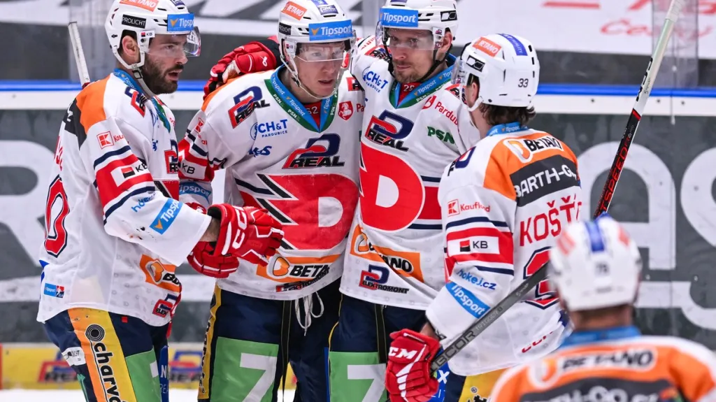 Hokejisté Pardubic slaví gól