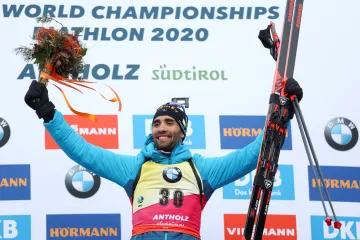 Slavící Martin Fourcade po výhře ve vytrvalostním závodě na MS v Anterselvě