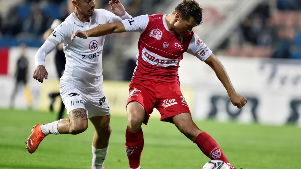 Pardubický Michal Surzyn odehrává míč před Milanem Petrželou ze Slovácka