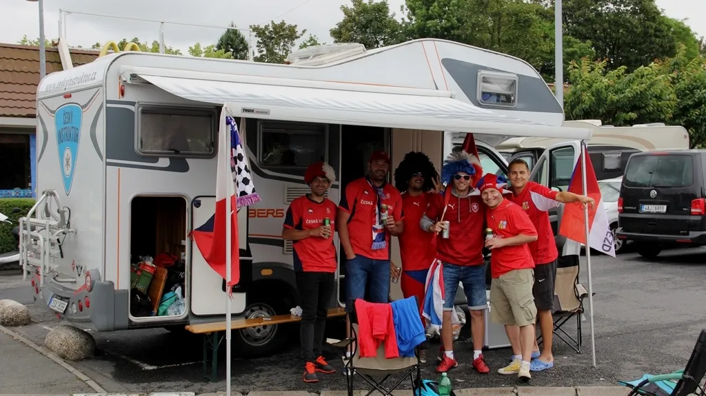 Čeští fanoušci u stadionu v Lens