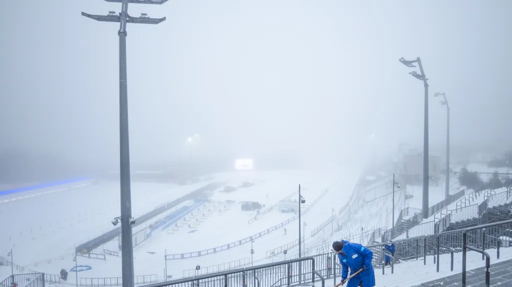 Mlha padá na areál v Oberhofu