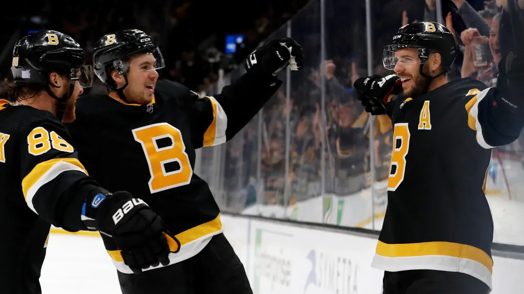 David Krejčí (vpravo) slaví se spoluhráči