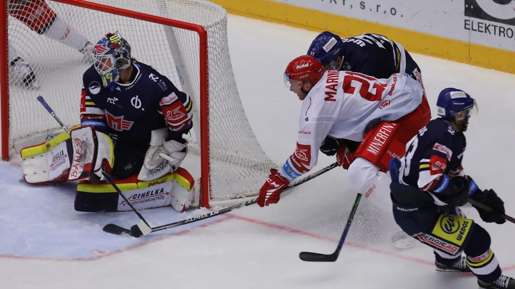 Dominik Hrachovina v brance Českých Budějovic čelí třineckému ataku