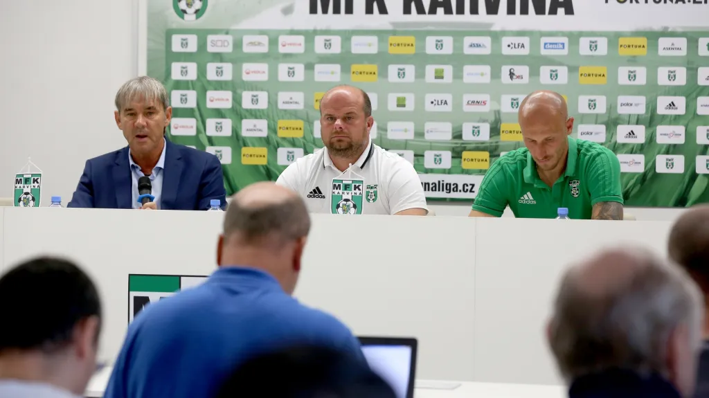 Zleva sportovní ředitel Vlk, trenér Nádvorník a kapitán Janečka 
