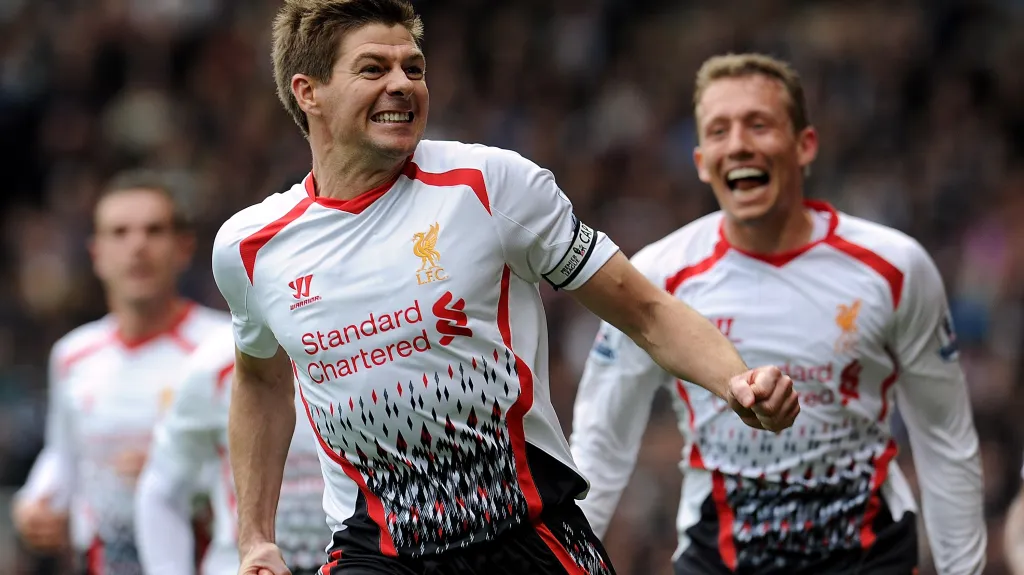 Kapitán Liverpoolu Steven Gerrard slaví vstřelenou branku