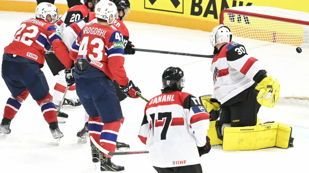 Šťastná trefa bruslí Martina Roymarka v duelu s Rakouskem