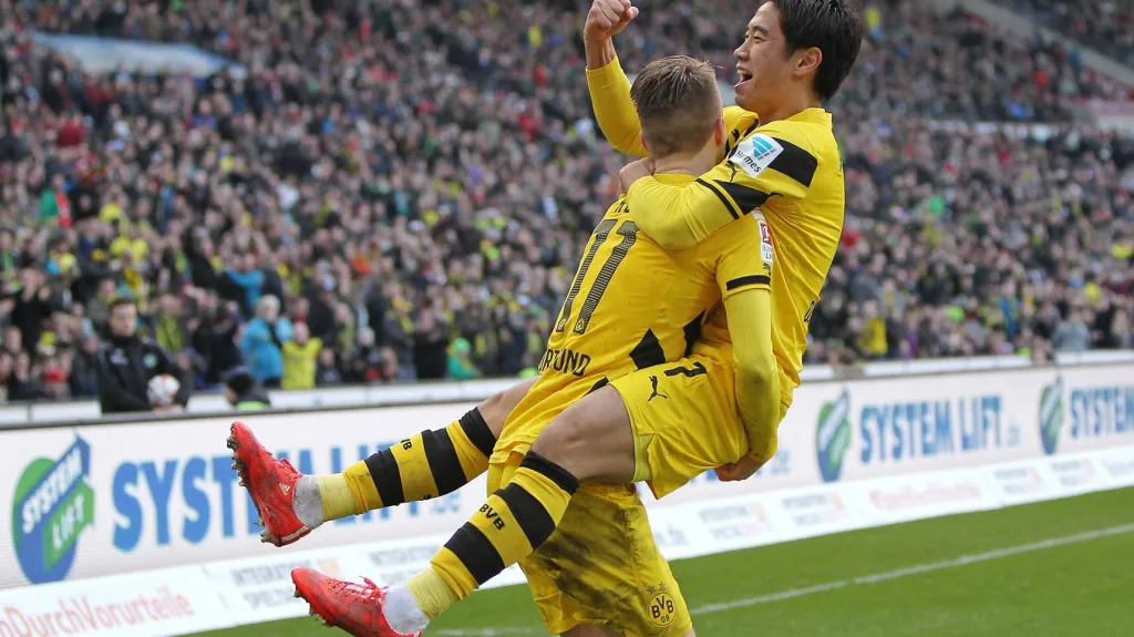 Shinji Kagawa (vpravo) slaví s Marco Reusem gól Dortmundu