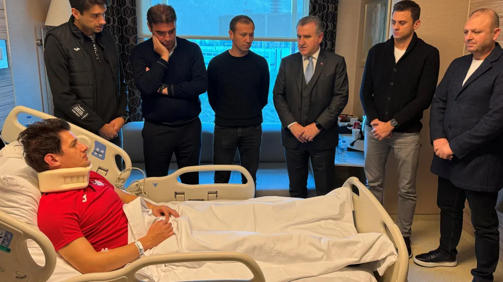 Rozhodčí Halil Umut Meler v nemocnici po napadení