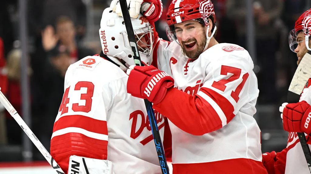 Petrovi Mrázkovi gratuluje kapitán Detroitu Dylan Larkin
