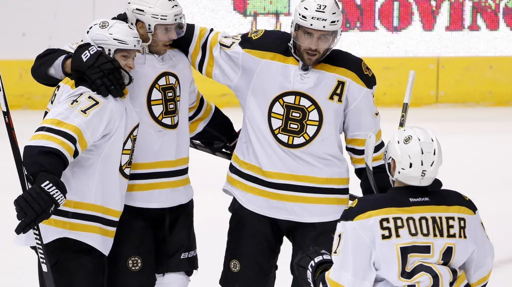 David Krejčí se raduje se spoluhráči