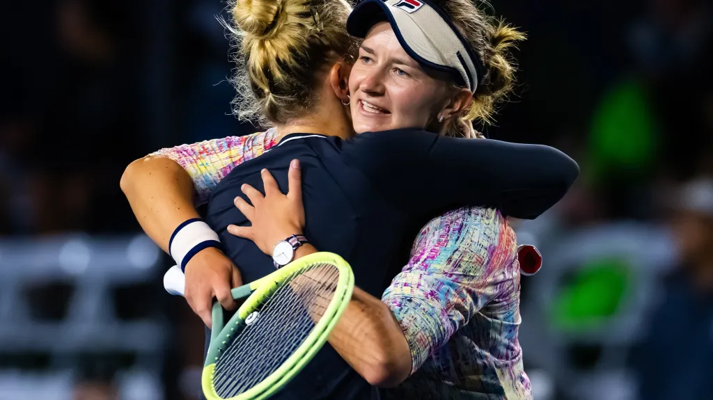 Barbora Krejčíková v objetí s Kateřinou Siniakovou