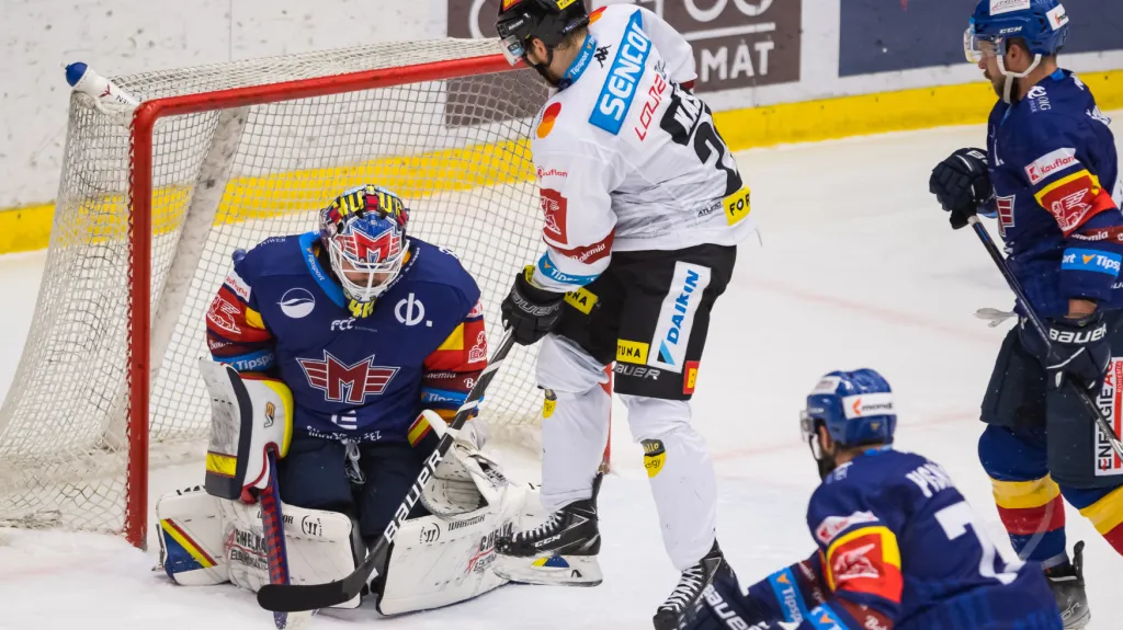 Českobudějovický Dominik Hrachovina kryje šanci Sparty