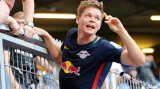 Dominik Kaiser z RB Lipsko slaví s fanoušky
