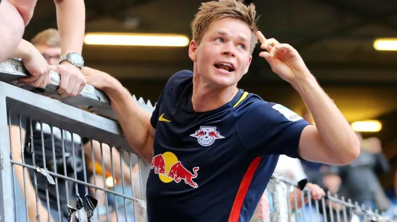 Dominik Kaiser z RB Lipsko slaví s fanoušky