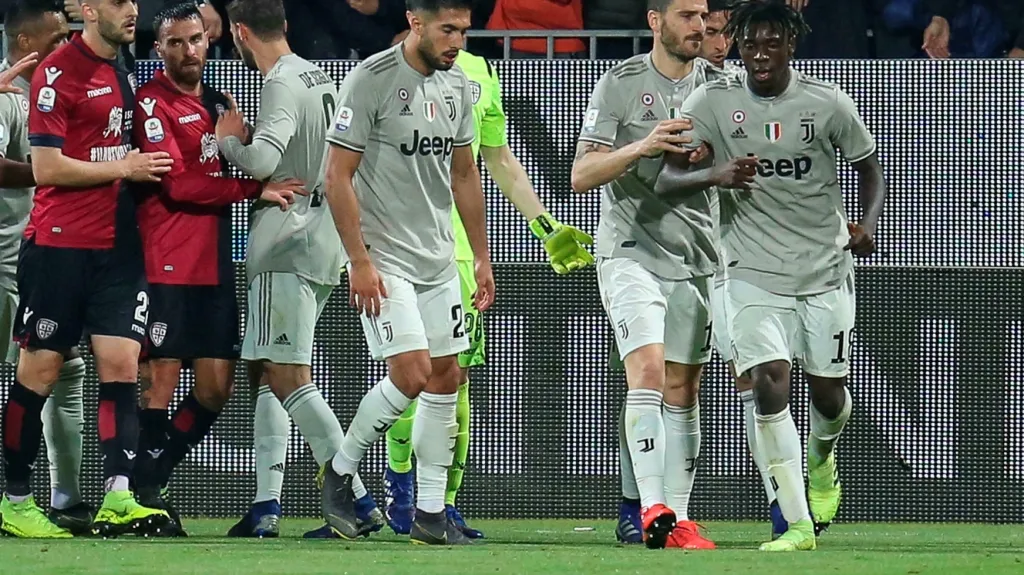 Leonardo Bonucci odtahuje spoluhráče Moise Keana po oslavě na hřiště Cagliari