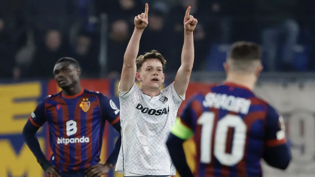 Jiří Panoš slaví branku do sítě Basileje