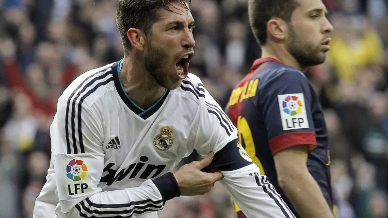 Sergi Ramos slaví vítězný gól v utkání s Barcelonou