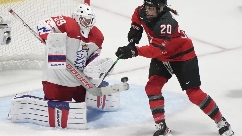 Klára Peslarová v utkání s Kanadou