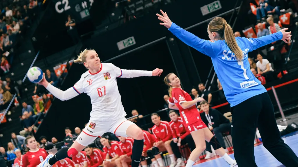 Veronika Malá zakončuje v utkání proti Švýcarsku