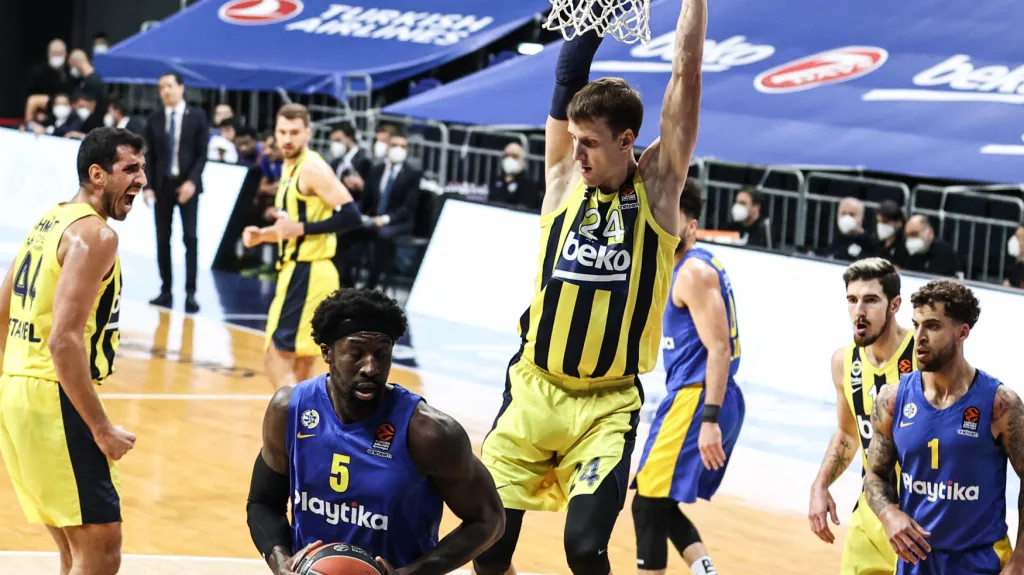Jan Veselý z Fenerbahce při smeči