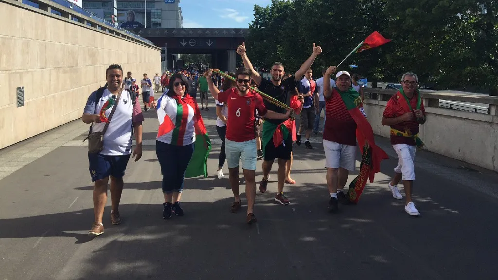 Portugalští fanoušci mířící ke stadionu Stade de France