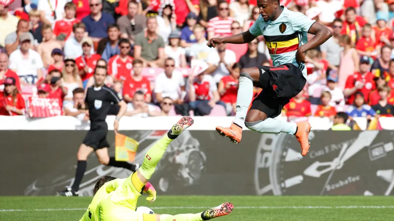 Yann Sommer zasahuje proti Divocku Origimu