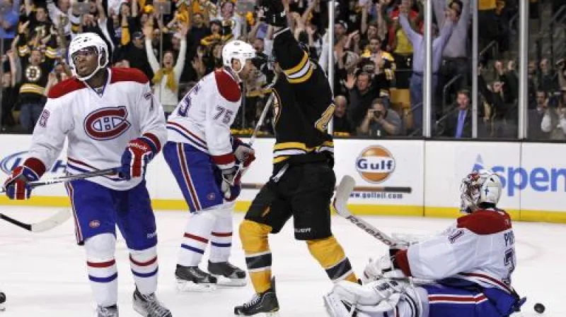 Útočník David Krejčí slaví vítězný gól Bostonu