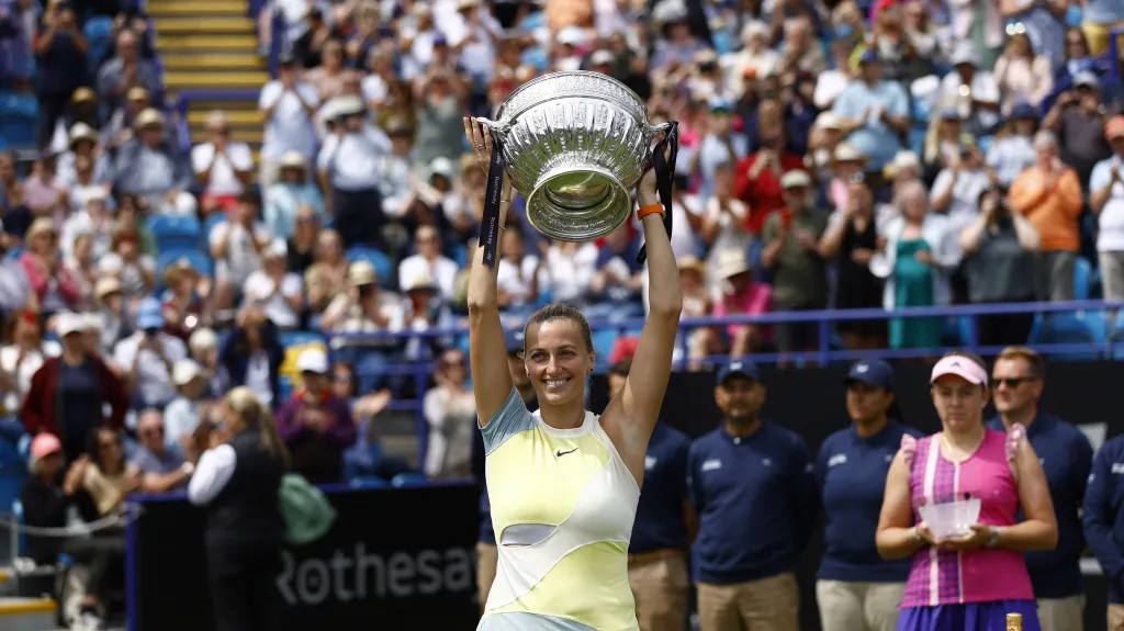 Petra Kvitová s trofejí z Eastbourne