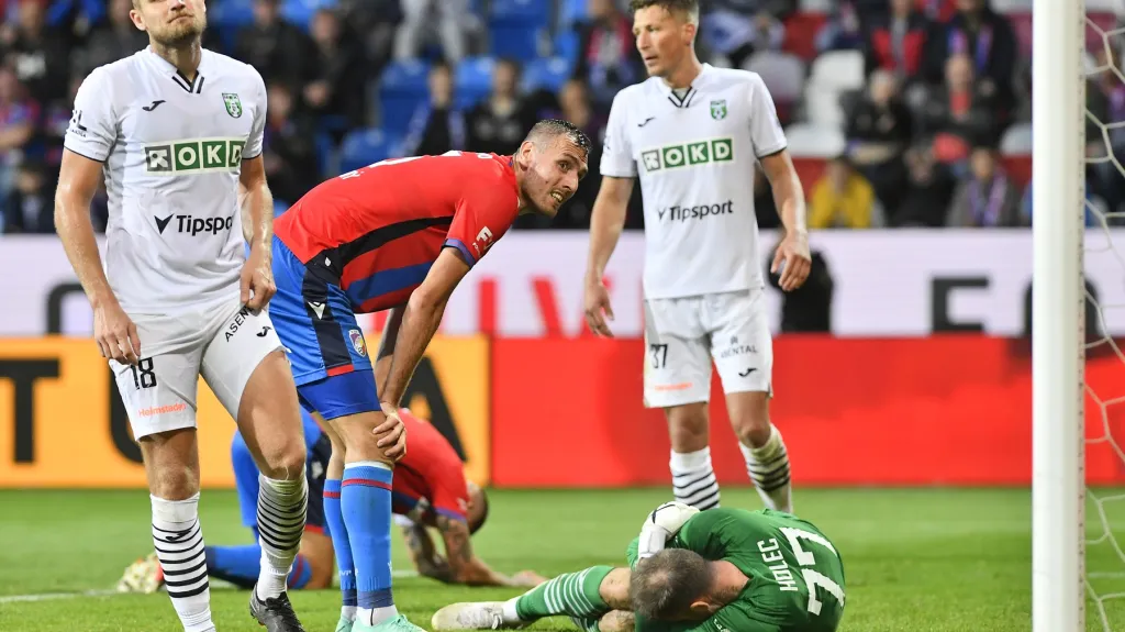 Tomáš Chorý v duelu s Karvinou