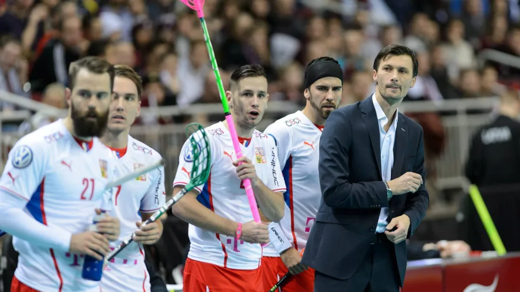 Trenér Radim Cepek na lavičce českých florbalistů