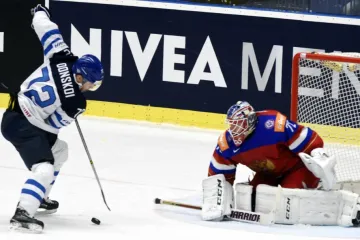 Finský hračička Joonas Donskoi (vlevo) proti Sergeji Bobrovskému