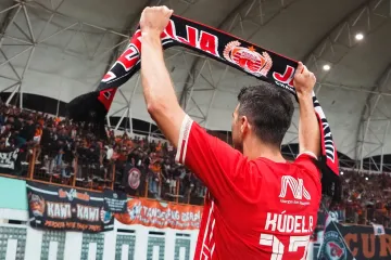 Ondřej Kúdela pózuje s šálou klubu Persija Jakarta