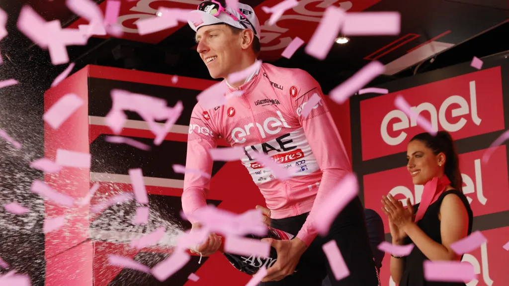 Tadej Pogačar oslavuje triumf na Giro d'Italia