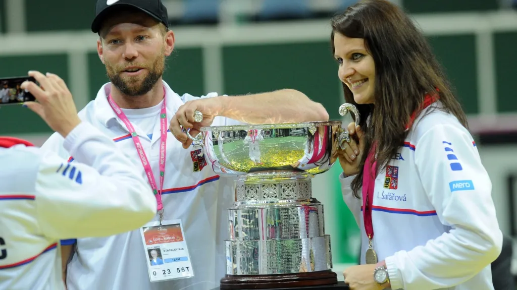 Trenér Rob Steckley a Lucie Šafářová po vítězství ve Fed Cupu