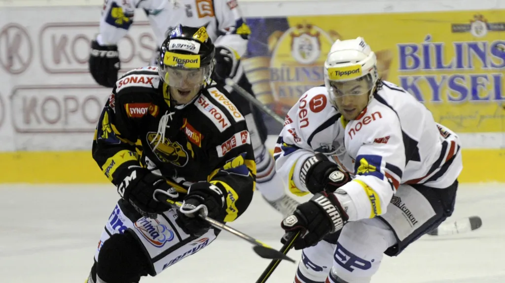 Pirát Michael Frolík (vpravo) v souboji s Viktorem Hüblem z Litvínova