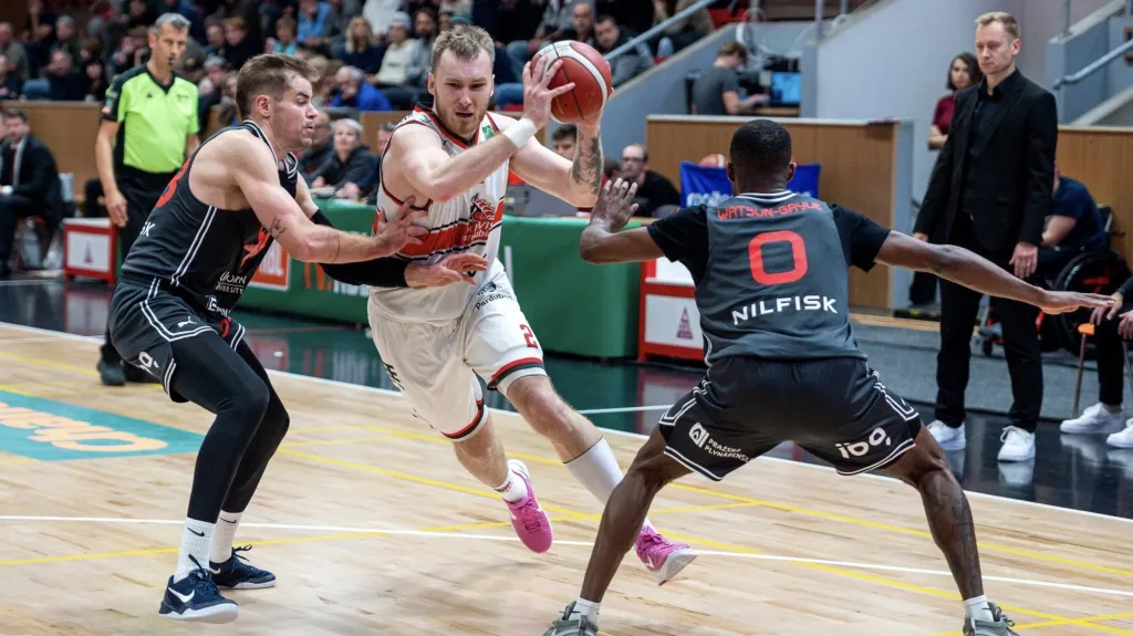 Střetnutí basketbalistů Pardubic a Slavie
